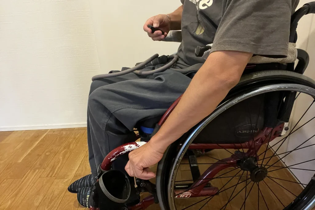 筋トレ前に車いすのブレーキを確認する様子